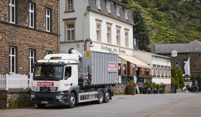 REMONDIS-LKW mit Abrollcontainer